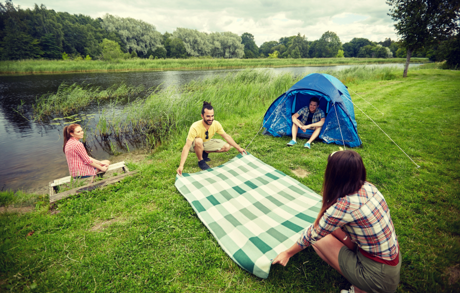 famille au camping Cevennes bord riviere